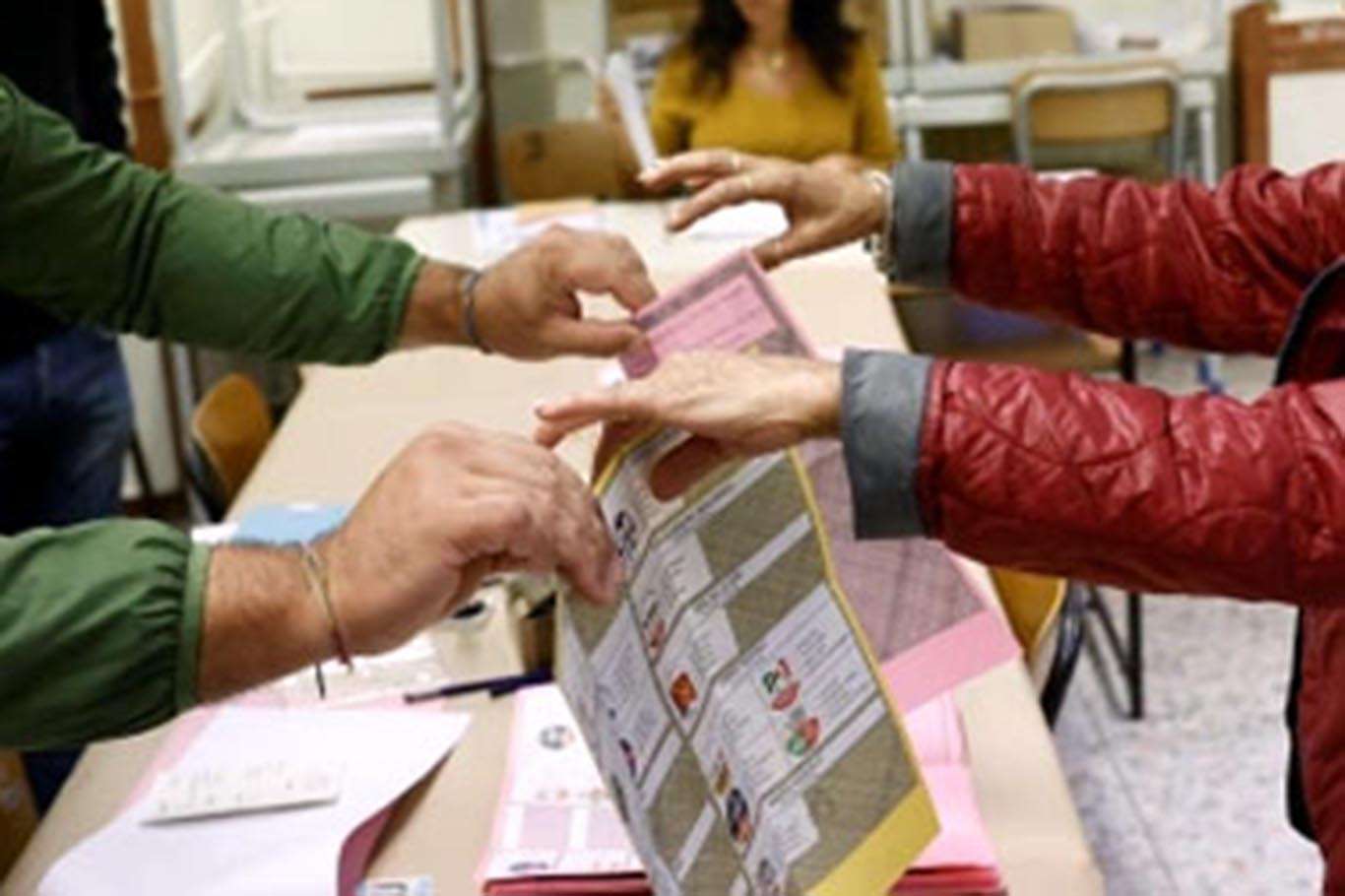 İtalya'da genel seçimler başladı İtalya'da genel seçimler başladı